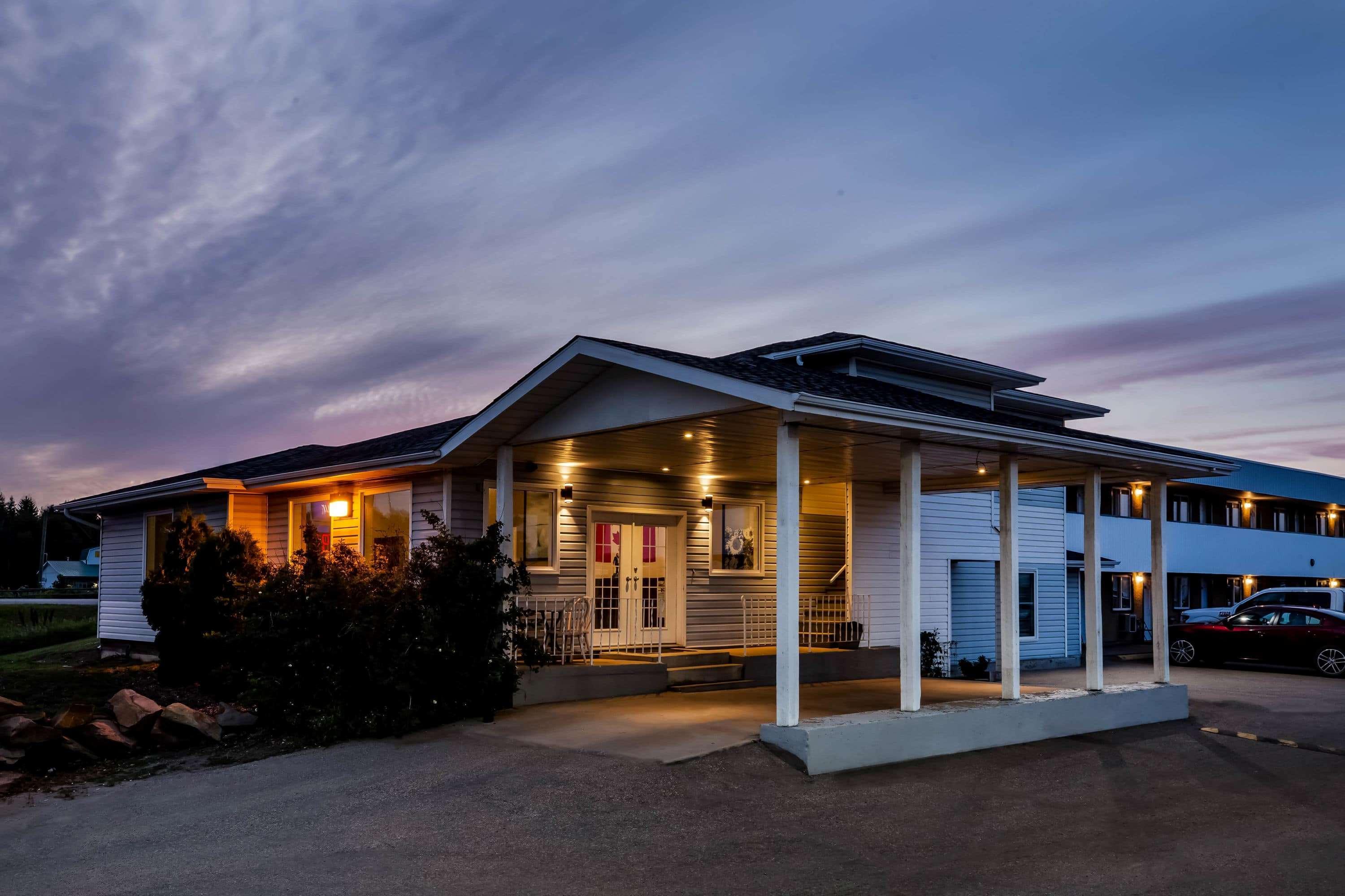 Super 8 By Wyndham Smoky Lake Exterior photo